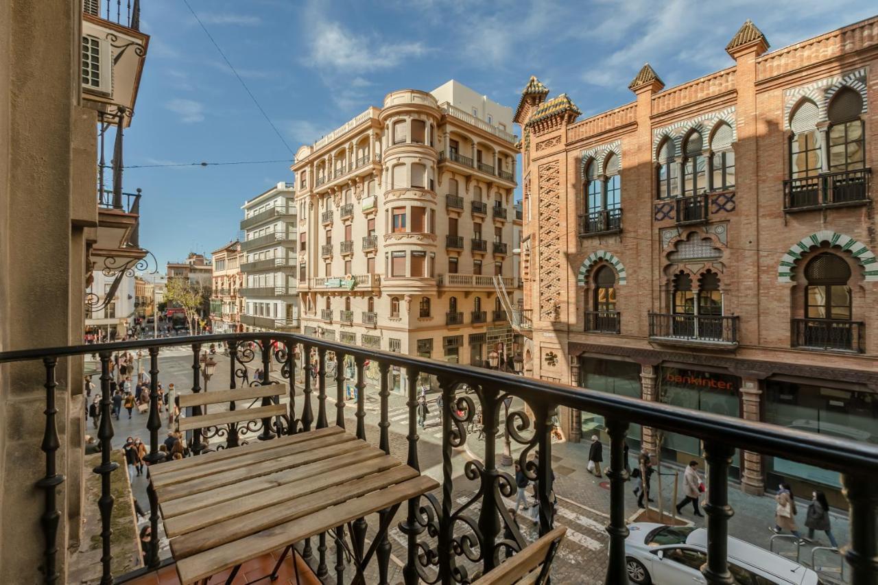 La Campana, con un balcón que te enamorará del ambiente de Sevilla Esterno foto