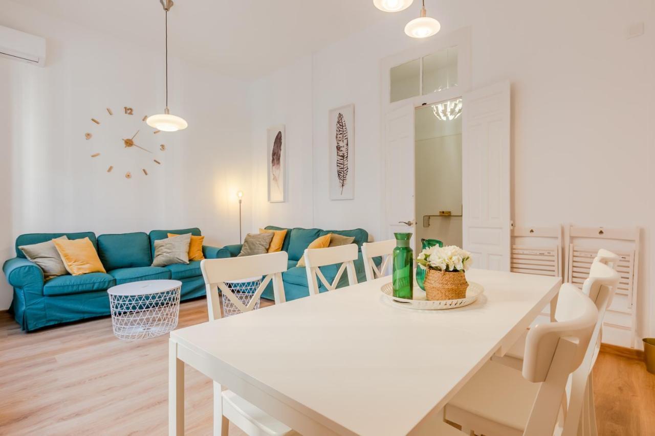 La Campana, con un balcón que te enamorará del ambiente de Sevilla Esterno foto