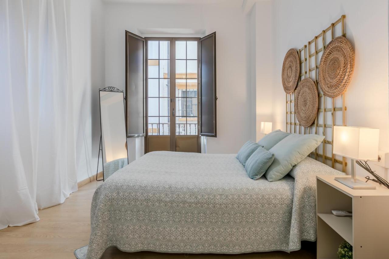 La Campana, con un balcón que te enamorará del ambiente de Sevilla Esterno foto