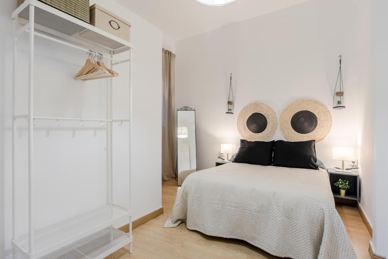 La Campana, con un balcón que te enamorará del ambiente de Sevilla Esterno foto