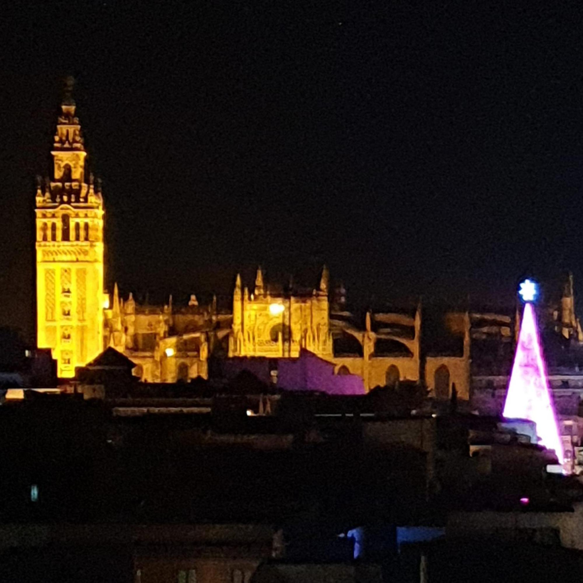 La Campana, con un balcón que te enamorará del ambiente de Sevilla Esterno foto